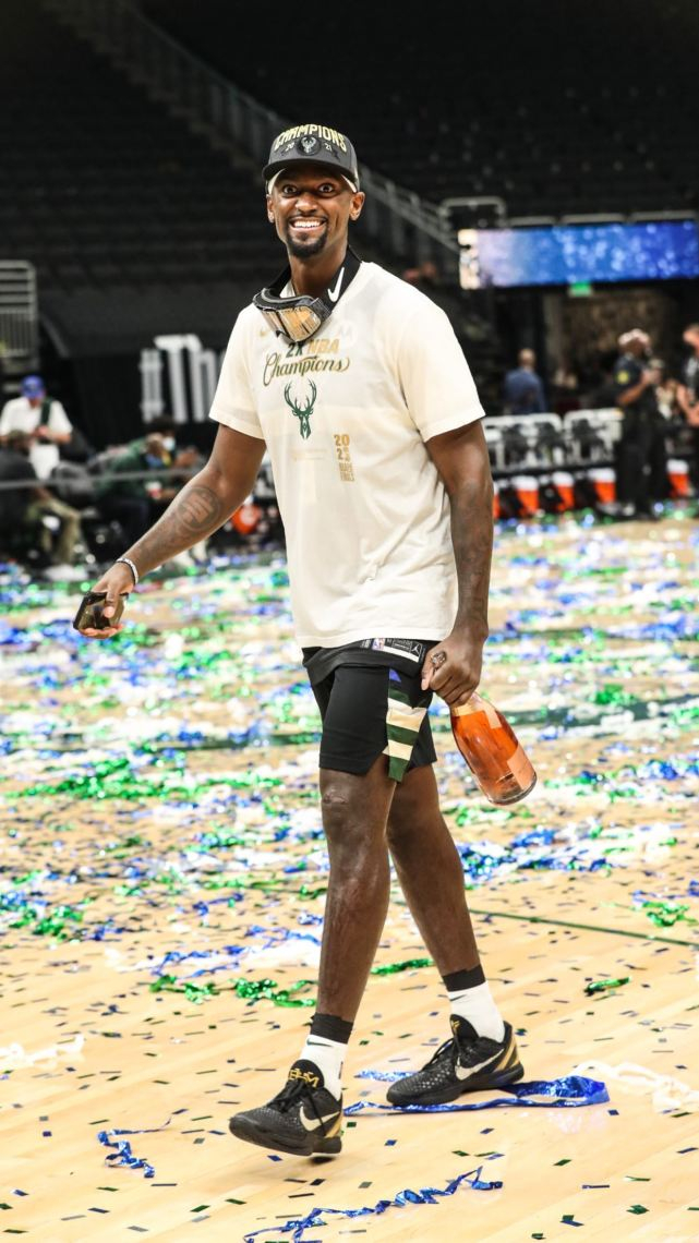 九游娱乐平台 -今晚全明星赛传出新动向，法兰克福更衣室发声，管理层表态：更衣室稳定，赛程密集仍需轮换 